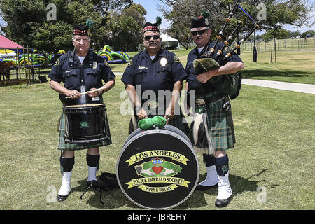 Longe Beach, CA, USA. 11 Juin, 2017. La police de Los Angeles, la société Emeraude Pipes and Drums au congrès annuel et salon irlandais Music Festival tenu à l'El Dorado Park à Long Beach, CA. La musique irlandaise, la nourriture, la danse. Des reconstitutions d'événements historiques fondées sur l'histoire de l'Irlande. Les artistes de musique traditionnelle effectuée avec des arrangements de musique emblématique des contes irlandais. Crédit : Dave Safley/ZUMA/Alamy Fil Live News Banque D'Images