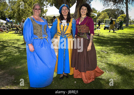 Longe Beach, CA, USA. 11 Juin, 2017. L'assemblée annuelle du Festival de musique irlandaise et juste eu lieu au parc d'El Dorado à Long Beach, CA. La musique irlandaise, la nourriture, la danse. Des reconstitutions d'événements historiques fondées sur l'histoire de l'Irlande. Les artistes de musique traditionnelle effectuée avec des arrangements de musique emblématique des contes irlandais. Crédit : Dave Safley/ZUMA/Alamy Fil Live News Banque D'Images