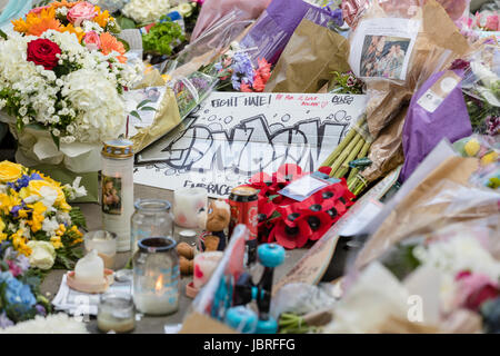 Londres, Royaume-Uni. 11 juin 2017. Les fleurs et les messages d'hommage prévues par les membres du public en hommage aux victimes du London Bridge et Borough attaque terroriste. Credit : Vickie Flores/Alamy Live News Banque D'Images