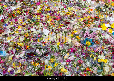 Londres, Royaume-Uni. 11 juin 2017. Les fleurs sont portées par les membres du public en hommage aux victimes du London Bridge et Borough attaque terroriste. Credit : Vickie Flores/Alamy Live News Banque D'Images