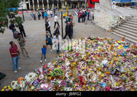 Londres, Royaume-Uni. 11 juin 2017. Des fleurs et des messages de soutien sont fixées par les membres du public en hommage aux victimes du London Bridge et Borough attaque terroriste. Credit : Vickie Flores/Alamy Live News Banque D'Images