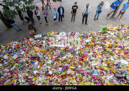 Londres, Royaume-Uni. 11 juin 2017. Les fleurs sont portées par les membres du public en hommage aux victimes du London Bridge et Borough attaque terroriste. Credit : Vickie Flores/Alamy Live News Banque D'Images