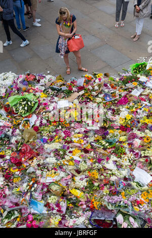 Londres, Royaume-Uni. 11 juin 2017. Les fleurs sont portées par les membres du public en hommage aux victimes du London Bridge et Borough attaque terroriste. Credit : Vickie Flores/Alamy Live News Banque D'Images