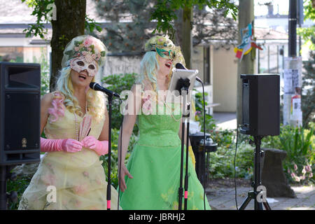 Vancouver, BC, Canada. 11 Juin, 2017. Deux femmes en costume coloré opera singers effectuer lors de l'assemblée annuelle La Journée italienne sur le lecteur. Banque D'Images