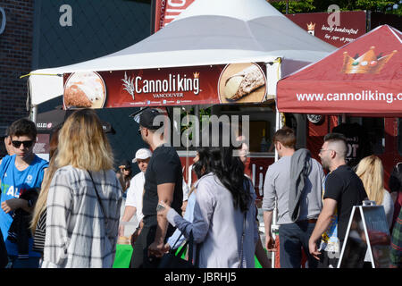 Vancouver, C.-B., Canada. 11 juin 2017. Un grand nombre de personnes sur commercial Drive à Vancouver lors de la journée italienne sur la route. Banque D'Images