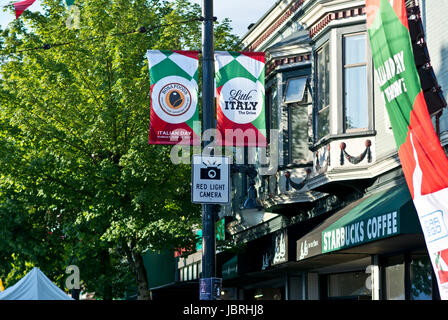 Vancouver, BC, Canada. 11 Juin, 2017. Des bannières colorées sur Commercial à Vancouver vu à cette année, le 'jour de l'unité". L'Italien annuel festival de rue est situé dans la 'Petite Italie" dans la Grandview-Woodland neighborhod, et attire les foules. Crédit : Maria Janicki/Alamy Banque D'Images