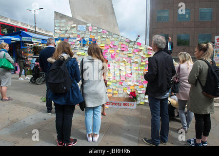 Londres, Royaume-Uni. 12 Juin, 2017. Des messages de soutien et de condoléances sont placées sur un socle sur le pont de Londres après 3 juin attaque terroriste. Huit personnes ont été tuées et au moins 48 blessés dans des attaques terroristes sur London Bridge et Borough Market. Crédit : Michael Tubi/Alamy Live News Banque D'Images