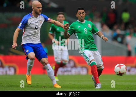 La ville de Mexico, Mexique. 11 Juin, 2017. Le Mexique Marco Fabian (R) convoite la la balle lors d'un match de qualification de la Coupe du Monde de soccer à l'Azteca Stadium, dans la ville de Mexico, capitale du Mexique, le 11 juin 2017. Le match s'est terminé dans un match nul 1 à 1. Credit : Str/Xinhua/Alamy Live News Banque D'Images