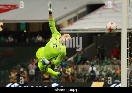 La ville de Mexico, Mexique. 11 Juin, 2017. United States' Brad Guzan gardien tente d'attraper la balle lors d'un match de qualification de la Coupe du Monde de football contre le Mexique, dans le stade Azteca, dans la ville de Mexico, capitale du Mexique, le 11 juin 2017. Le match s'est terminé dans un match nul 1 à 1. Credit : Str/Xinhua/Alamy Live News Banque D'Images