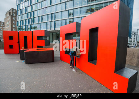 Londres, Royaume-Uni. Jun 12, 2017. Вперед - de l'avant par Erik Bulatov, installé sur la terrasse à l'extérieur de la Tate Modern gallery à l'occasion du centenaire de la révolution d'octobre 1917 en Russie. Le travail se compose du mot 'avant' en toutes lettres quatre fois dans les lettres cyrilliques, chaque comité permanent de dix pieds de haut et disposés en un large cercle. Il restera à l'écran par l'été. Londres 12 juin 2017. Crédit : Guy Bell/Alamy Live News Banque D'Images