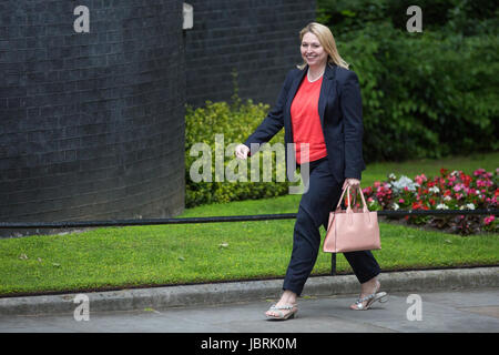 Londres, Royaume-Uni. 12 Juin, 2017. Karen Bradley MP, Ministre de la Culture, des médias et du Sport, arrive au 10 Downing Street pour la première réunion du nouveau Cabinet formé de Theresa May's gouvernement conservateur minoritaire. Credit : Mark Kerrison/Alamy Live News Banque D'Images