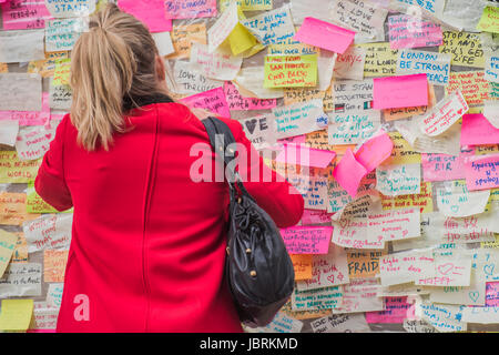 Londres, Royaume-Uni. 12 Juin, 2017. Les fleurs et les messages de commémoration sont constamment ajoutés à la London Bridge site de l'attaque de la semaine dernière. Londres, 12 juin 2017 Crédit : Guy Bell/Alamy Live News Banque D'Images