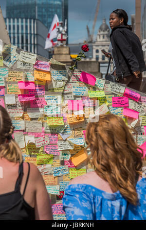 Londres, Royaume-Uni. 12 Juin, 2017. Les fleurs et les messages de commémoration sont constamment ajoutés à la London Bridge site de l'attaque de la semaine dernière. Londres, 12 juin 2017 Crédit : Guy Bell/Alamy Live News Banque D'Images