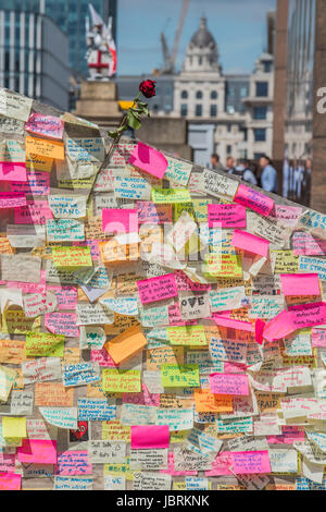 Londres, Royaume-Uni. 12 Juin, 2017. Les fleurs et les messages de commémoration sont constamment ajoutés à la London Bridge site de l'attaque de la semaine dernière. Londres, 12 juin 2017 Crédit : Guy Bell/Alamy Live News Banque D'Images