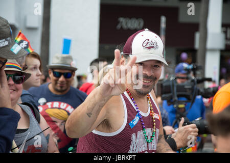 Los Angeles, Californie, USA. 11 juin, 2017. Adam marin, un participant, mars montre un signe de paix au l.a. fierté # resistmarch à Los Angeles, Californie le 11 juin 2017. crédit : Sheri determan/Alamy live news Banque D'Images