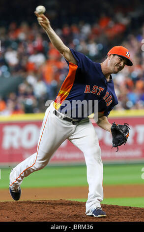 Houston, TX, USA. 11 Juin, 2017. Astros de Houston lanceur droitier James Hoyt (51) offre un emplacement au cours de la MLB match entre les Los Angeles Angels et les Astros de Houston au Minute Maid Park de Houston, TX. John Glaser/CSM/Alamy Live News Banque D'Images