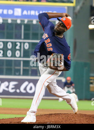 Houston, TX, USA. 11 Juin, 2017. Astros de Houston le lanceur partant David Paulino (63) offre un emplacement au cours de la MLB match entre les Los Angeles Angels et les Astros de Houston au Minute Maid Park de Houston, TX. John Glaser/CSM/Alamy Live News Banque D'Images