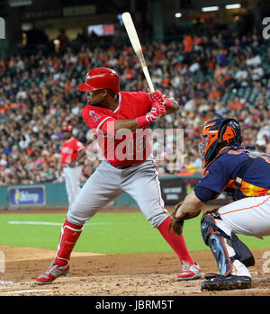 Houston, TX, USA. 11 Juin, 2017. Los Angeles Angels de troisième but Luis Valbuena (18) à la plaque pendant le jeu entre la MLB Los Angeles Angels et les Astros de Houston au Minute Maid Park de Houston, TX. John Glaser/CSM/Alamy Live News Banque D'Images