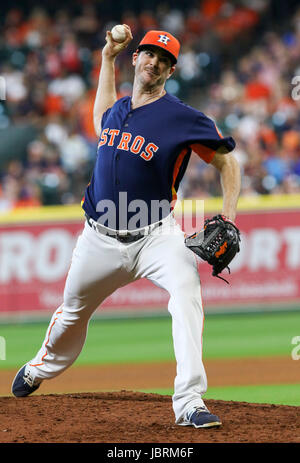 Houston, TX, USA. 11 Juin, 2017. Astros de Houston lanceur droitier James Hoyt (51) offre un emplacement au cours de la MLB match entre les Los Angeles Angels et les Astros de Houston au Minute Maid Park de Houston, TX. John Glaser/CSM/Alamy Live News Banque D'Images