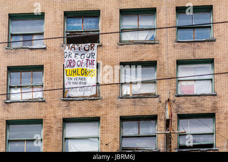 Balmoral Hotel Block Party d'expulser les résidents du Downtown Eastside Hôtel Taudis, Hastings Street, Vancouver, British Columbia, Canada. Crédit : Michael Wheatley/Alamy Live News Banque D'Images