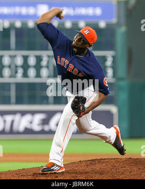 Houston, TX, USA. 11 Juin, 2017. Astros de Houston lanceur droitier Michael Feliz (45) offre un emplacement au cours de la MLB match entre les Los Angeles Angels et les Astros de Houston au Minute Maid Park de Houston, TX. John Glaser/CSM/Alamy Live News Banque D'Images