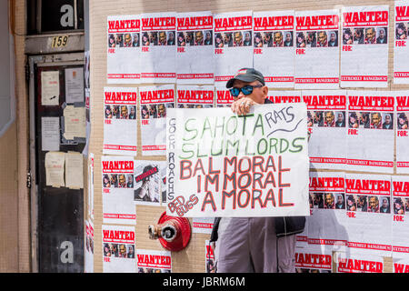 Balmoral Hotel Block Party d'expulser les résidents du Downtown Eastside Hôtel Taudis, Hastings Street, Vancouver, British Columbia, Canada. Crédit : Michael Wheatley/Alamy Live News Banque D'Images