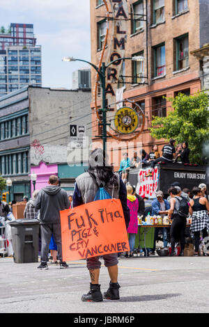 Balmoral Hotel Block Party d'expulser les résidents du Downtown Eastside Hôtel Taudis, Hastings Street, Vancouver, British Columbia, Canada. Crédit : Michael Wheatley/Alamy Live News Banque D'Images