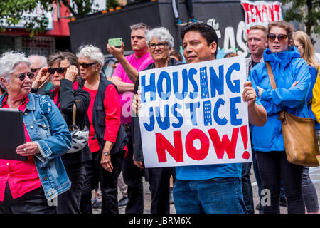 Balmoral Hotel Block Party d'expulser les résidents du Downtown Eastside Hôtel Taudis, Hastings Street, Vancouver, British Columbia, Canada. Crédit : Michael Wheatley/Alamy Live News Banque D'Images