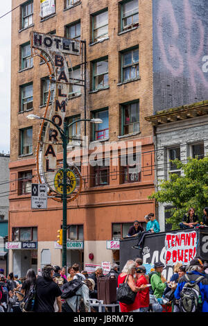 Balmoral Hotel Block Party d'expulser les résidents du Downtown Eastside Hôtel Taudis, Hastings Street, Vancouver, British Columbia, Canada. Crédit : Michael Wheatley/Alamy Live News Banque D'Images