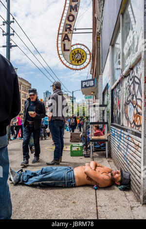 Balmoral Hotel Block Party d'expulser les résidents du Downtown Eastside Hôtel Taudis, Hastings Street, Vancouver, British Columbia, Canada. Crédit : Michael Wheatley/Alamy Live News Banque D'Images