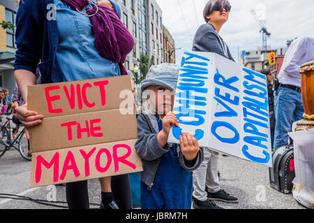Balmoral Hotel Block Party d'expulser les résidents du Downtown Eastside Hôtel Taudis, Hastings Street, Vancouver, British Columbia, Canada. Crédit : Michael Wheatley/Alamy Live News Banque D'Images