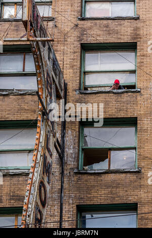 Balmoral Hotel Block Party d'expulser les résidents du Downtown Eastside Hôtel Taudis, Hastings Street, Vancouver, British Columbia, Canada. Crédit : Michael Wheatley/Alamy Live News Banque D'Images