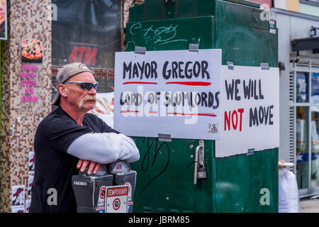 Balmoral Hotel Block Party d'expulser les résidents du Downtown Eastside Hôtel Taudis, Hastings Street, Vancouver, British Columbia, Canada. Crédit : Michael Wheatley/Alamy Live News Banque D'Images