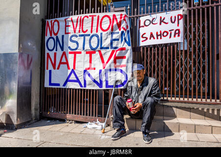 Balmoral Hotel Block Party d'expulser les résidents du Downtown Eastside Hôtel Taudis, Hastings Street, Vancouver, British Columbia, Canada. Crédit : Michael Wheatley/Alamy Live News Banque D'Images