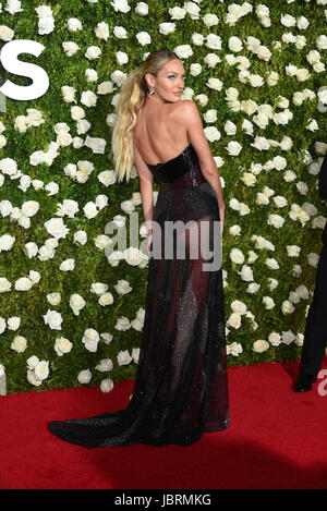 New York, USA. Jun 11, 2017. Candice Swanepoel assiste au Tony Awards 2017 au Radio City Music Hall le 11 juin 2017 à New York. Crédit : Erik Pendzich/Alamy Live News Banque D'Images