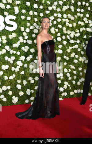 New York, USA. Jun 11, 2017. Candice Swanepoel assiste au Tony Awards 2017 au Radio City Music Hall le 11 juin 2017 à New York. Crédit : Erik Pendzich/Alamy Live News Banque D'Images