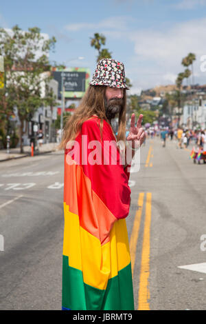 Los Angeles, Californie, USA. 11 Juin, 2017. Kevin alias 'Court WeHo Jésus', 'Hollywood Jésus', 'la', Jésus et Kevin Lee, montre un léger signe de la paix alors qu'il marche vers le bas dans le Sunset Boulevard de Los Angeles. Fierté # ResistMarch à Los Angeles, Californie le 11 juin 2017. Credit : Sheri Determan/Alamy Live News Banque D'Images