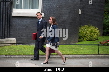 Downing Street, London, UK. 12 Juin, 2017. Les ministres du gouvernement Benkirane Cairns, Secrétaire d'État pour le pays de Galles, et la Baronne Evans de Bowes Park, Lord du Sceau Privé, leader de la Chambre des Lords, arrivée à Downing Street pour la première réunion du cabinet politique du nouveau gouvernement conservateur du parlement suspendu PM Theresa peut depuis l'élection générale. Credit : Malcolm Park/Alamy Live News. Banque D'Images