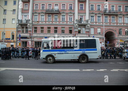 Moscou, Russie. Jun 12, 2017. La rue Tverskaya protestation organisée par Alexei Navalny contre la corruption au sein du gouvernement. Les forces de police blindés lourds holding et interdire toute action de personnes. Credit : Makovsky Stanislav/Alamy Live News Banque D'Images