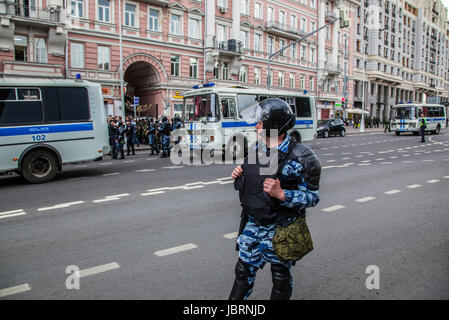 Moscou, Russie. Jun 12, 2017. La rue Tverskaya protestation organisée par Alexei Navalny contre la corruption au sein du gouvernement. Les forces de police blindés lourds holding et interdire toute action de personnes. Credit : Makovsky Stanislav/Alamy Live News Banque D'Images