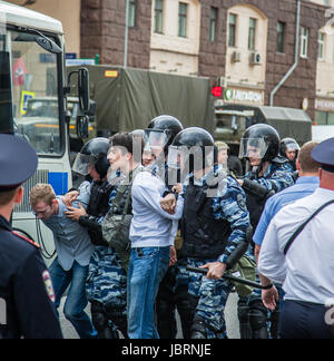 Moscou, Russie. Jun 12, 2017. La rue Tverskaya protestation organisée par Alexei Navalny contre la corruption au sein du gouvernement. Les forces de police blindés lourds l'arrestation des jeunes. Credit : Makovsky Stanislav/Alamy Live News Banque D'Images