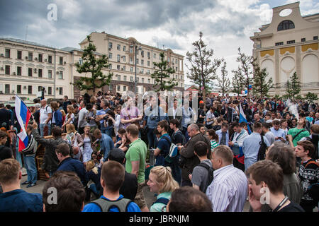 Moscou, Russie. Jun 12, 2017. La rue Tverskaya protestation organisée par Alexei Navalny contre la corruption au sein du gouvernement. Foule de gens debout sur rue et refusent de disparaître. Credit : Makovsky Stanislav/Alamy Live News Banque D'Images