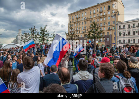 Moscou, Russie. Jun 12, 2017. La rue Tverskaya protestation organisée par Alexei Navalny contre la corruption au sein du gouvernement. Foule de gens debout sur rue et refusent de disparaître. Credit : Makovsky Stanislav/Alamy Live News Banque D'Images