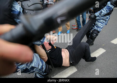 Moscou, Russie. 12 Juin, 2017. Les agents de police à l'arrestation d'un participant à un militant de l'opposition russe Alexei Navalny non autorisée du rassemblement anti-corruption sur la rue Tverskaya. Credit : Victor/Vytolskiy Alamy Live News Banque D'Images