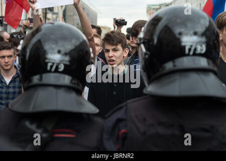 Moscou, Russie. 12 Juin, 2017. Les manifestants font face à des policiers dans un rassemblement de l'opposition à Moscou, Russie, le 12 juin 2017. Plusieurs rassemblements de l'opposition a eu lieu dans les villes à travers la Russie le lundi et des centaines de protestataires ont été arrêtés pendant la manifestation à Moscou. Credit : Evgeny Sinitsyn/Xinhua/Alamy Live News Banque D'Images