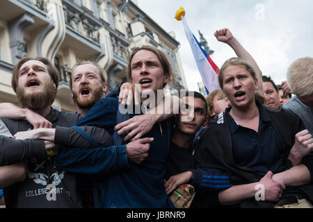 Moscou, Russie. 12 Juin, 2017. Les gens participent à un rassemblement de l'opposition à Moscou, Russie, le 12 juin 2017. Plusieurs rassemblements de l'opposition a eu lieu dans les villes à travers la Russie le lundi et des centaines de protestataires ont été arrêtés pendant la manifestation à Moscou. Credit : Evgeny Sinitsyn/Xinhua/Alamy Live News Banque D'Images