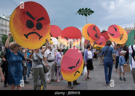 Cracovie, Pologne. Jun 12, 2017. Protestation contre l'exploitation forestière à grande échelle dans la forêt de Bialowieza, un site du patrimoine naturel mondial de l'Unesco à Cracovie en Pologne le 12 juin 2017.Le ministre de l'environnement Jan Szyszko estime que l'abattage des arbres aidera à prévenir la propagation du dendroctone de l'Épinette européenne, tandis que les scientifiques, les écologistes et les Polonais ont peur de dégrader les habitats de nombreuses espèces animales et de perdre leur patrimoine national. Iwona Crédit : Fijoł/Alamy Live News Banque D'Images