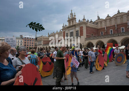 Cracovie, Pologne. Jun 12, 2017. Protestation contre l'exploitation forestière à grande échelle dans la forêt de Bialowieza, un site du patrimoine naturel mondial de l'Unesco à Cracovie en Pologne le 12 juin 2017.Le ministre de l'environnement Jan Szyszko estime que l'abattage des arbres aidera à prévenir la propagation du dendroctone de l'Épinette européenne, tandis que les scientifiques, les écologistes et les Polonais ont peur de dégrader les habitats de nombreuses espèces animales et de perdre leur patrimoine national. Iwona Crédit : Fijoł/Alamy Live News Banque D'Images