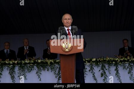 Moscou, Russie. 12 Juin, 2017. Le président russe Vladimir Poutine aborde une maison de réception marquant la Journée de la Russie dans le Kremlin, le 12 juin 2017 à Moscou, Russie. L'événement a eu lieu comme des dizaines de milliers de manifestants ont pris part à des centaines de rassemblements à travers la Russie de Poutine dénonçant et la corruption. Credit : Planetpix/Alamy Live News Banque D'Images