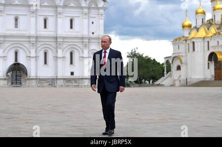 Moscou, Russie. 12 Juin, 2017. Le président russe Vladimir Poutine, promenades à travers la place de la cathédrale sur le chemin d'une maison de réception marquant la Journée de la Russie dans le Kremlin, le 12 juin 2017 à Moscou, Russie. L'événement a eu lieu comme des dizaines de milliers de manifestants ont pris part à des centaines de rassemblements à travers la Russie de Poutine dénonçant et la corruption. Credit : Planetpix/Alamy Live News Banque D'Images